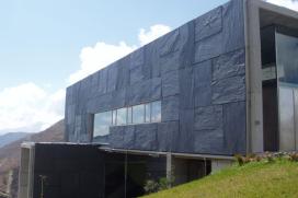 Fachada dun edificio recuberta de lousa